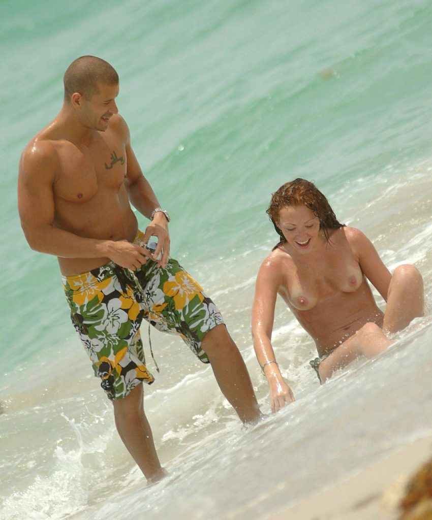 Natasha Hamilton seins nus à Miami Beach