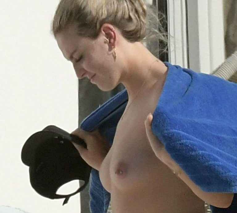 Perrie Edwards seins nus à Mykonos