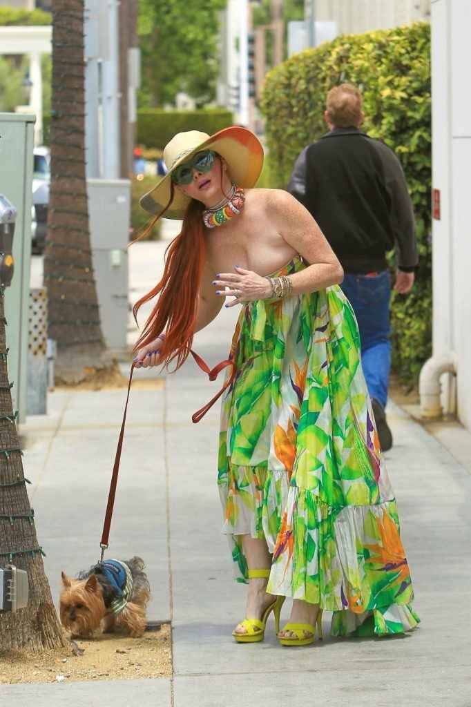 Phoebe Price exhibe sa petite culotte à Beverly Hills