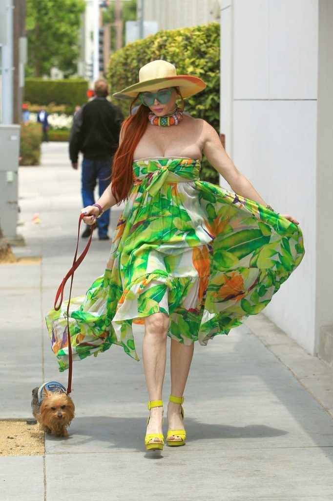 Phoebe Price exhibe sa petite culotte à Beverly Hills