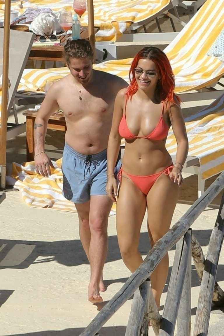 Rita Ora en bikini à Tuscany