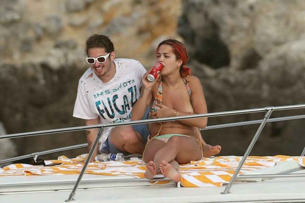 Rita Ora seins nus sur un Yacht à Tuscany