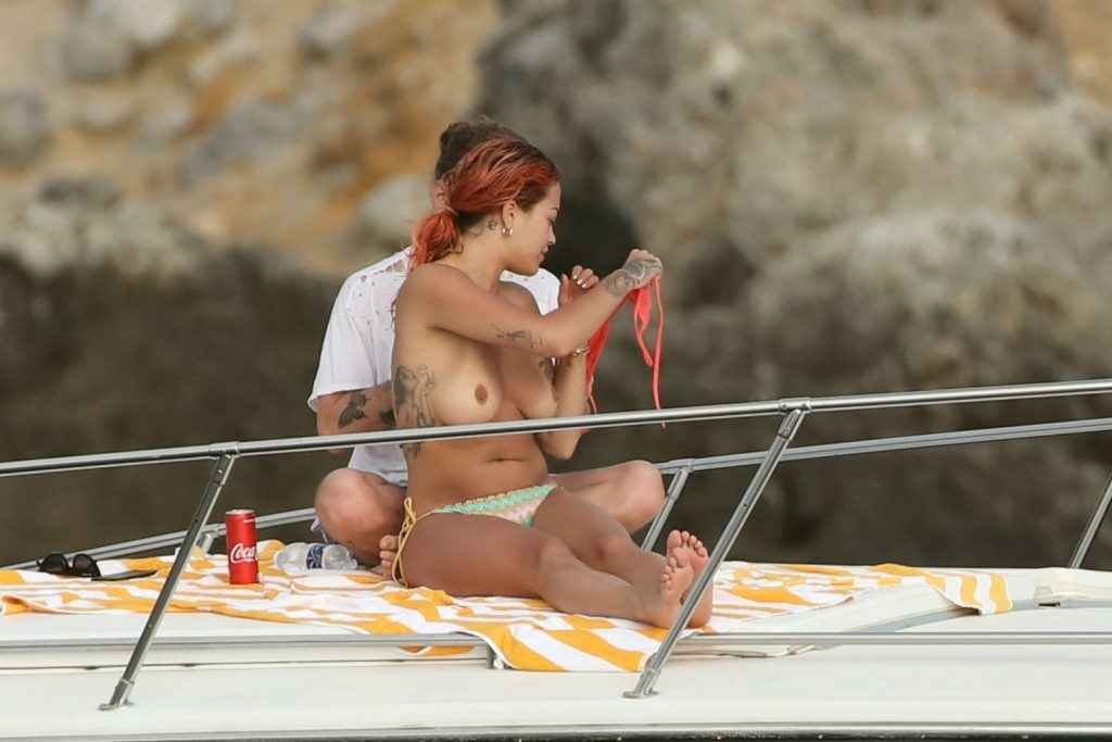 Rita Ora seins nus sur un Yacht à Tuscany