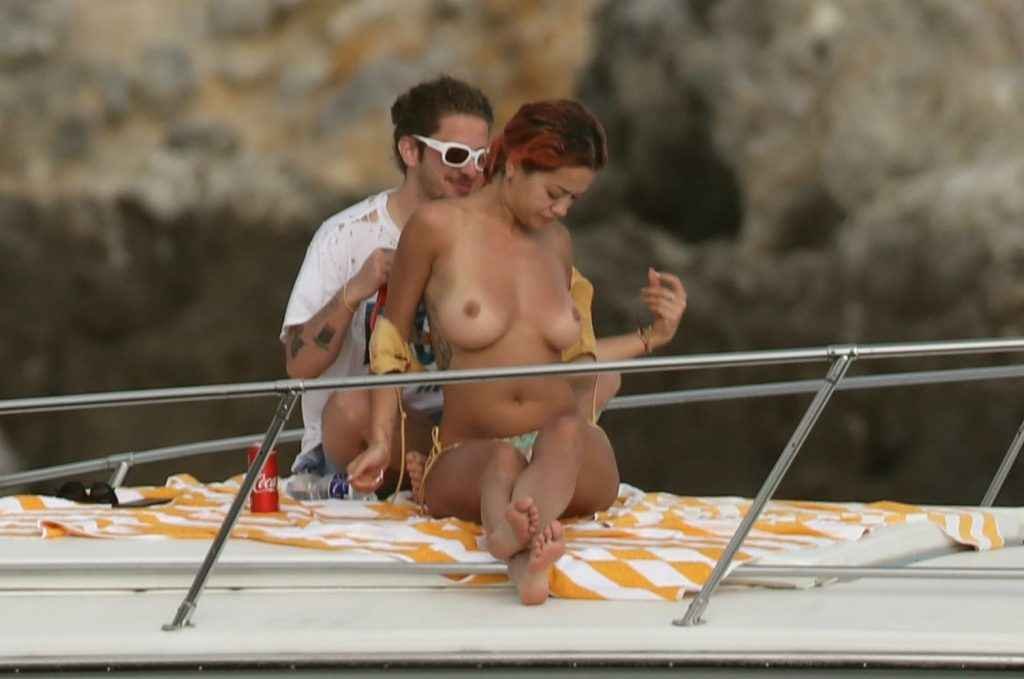 Rita Ora seins nus sur un Yacht à Tuscany