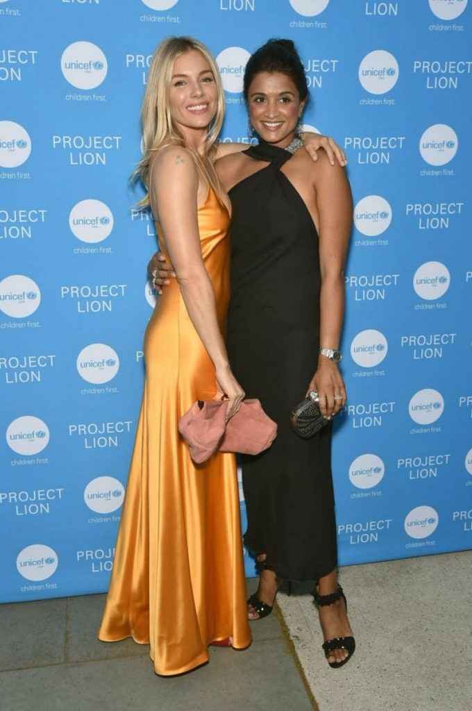 Sienna Miller sans soutien-gorge chez Unicef