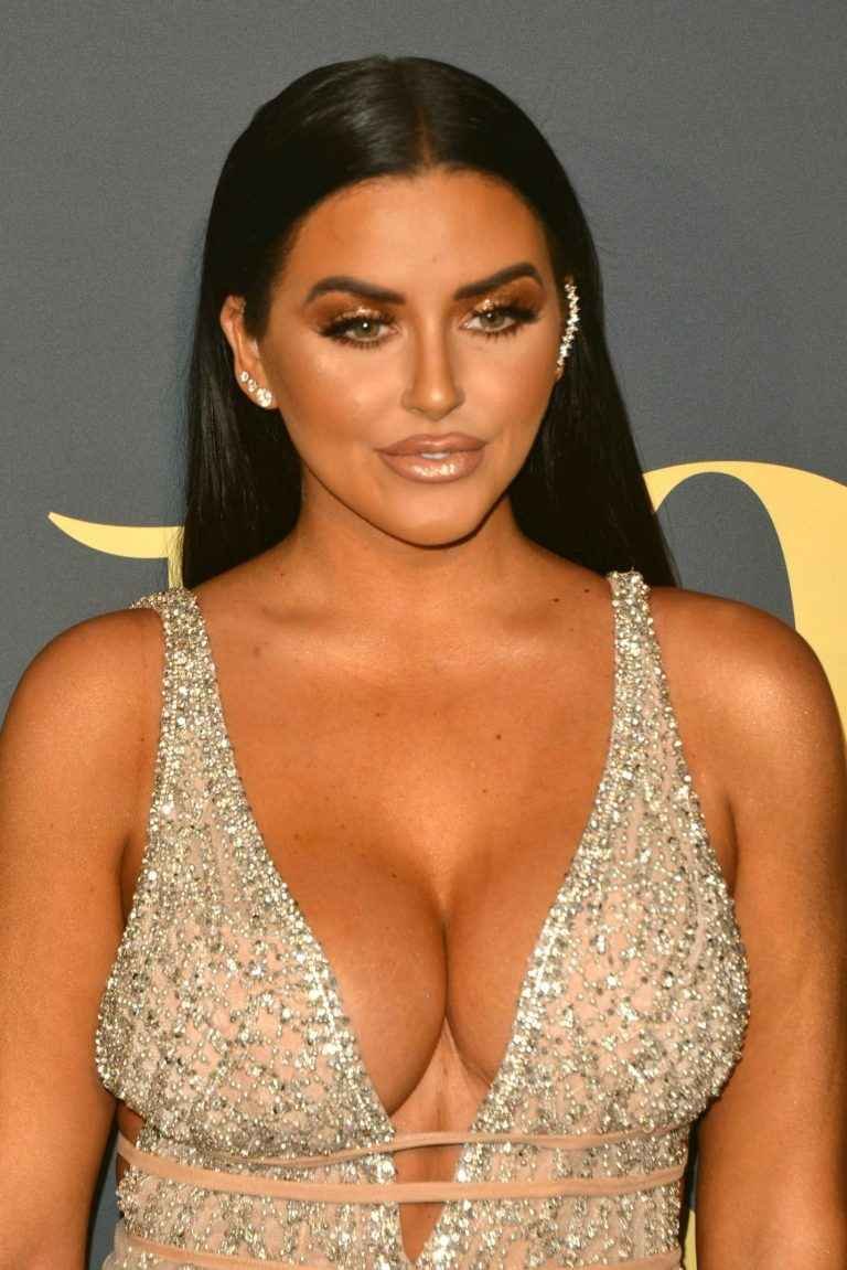 Abigail Ratchford exhibe ses gros seins chez Maxim