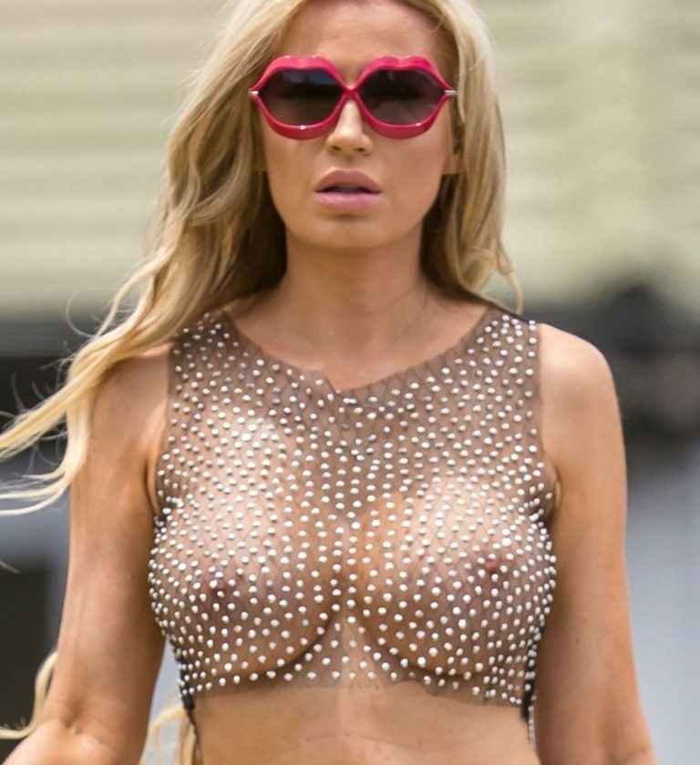 Ana Braga les seins à l’air à Los Angeles