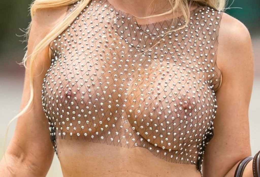 Ana Braga les seins à l'air à Los Angeles