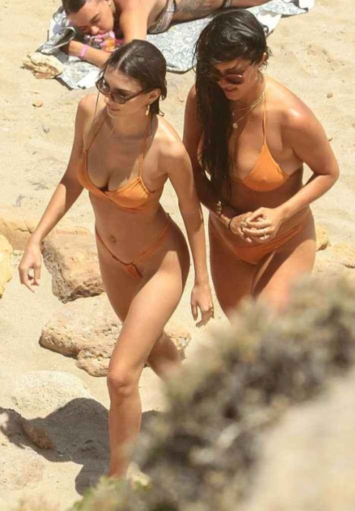 Emily Ratajkowski dans un bikini orange à Mykonos