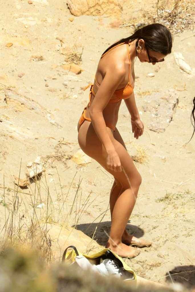 Emily Ratajkowski dans un bikini orange à Mykonos