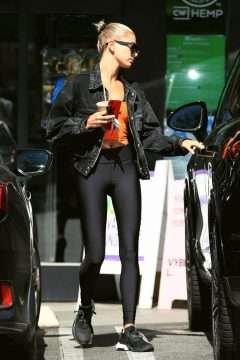 Hailey Baldwin se balade en collants à West Hollywood