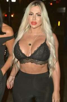 Holly Hagan se balade en soutien-gorge à Newcastel