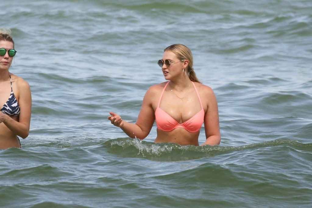 Iskra Lawrence en bikini à Miami