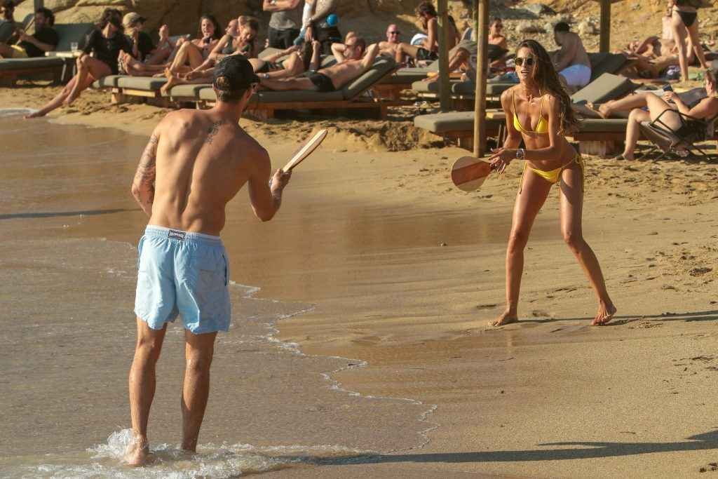 Izabel Goulart en bikini à Mykonos