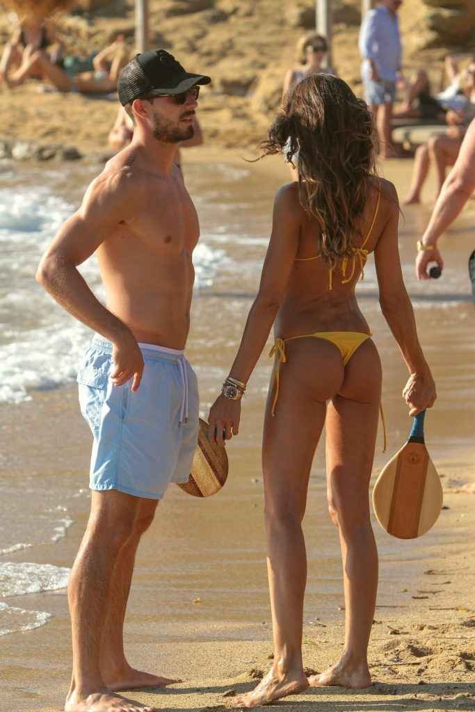 Izabel Goulart en bikini à Mykonos