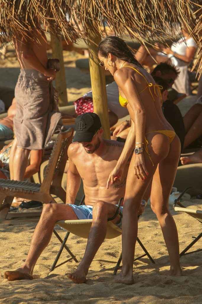 Izabel Goulart en bikini à Mykonos