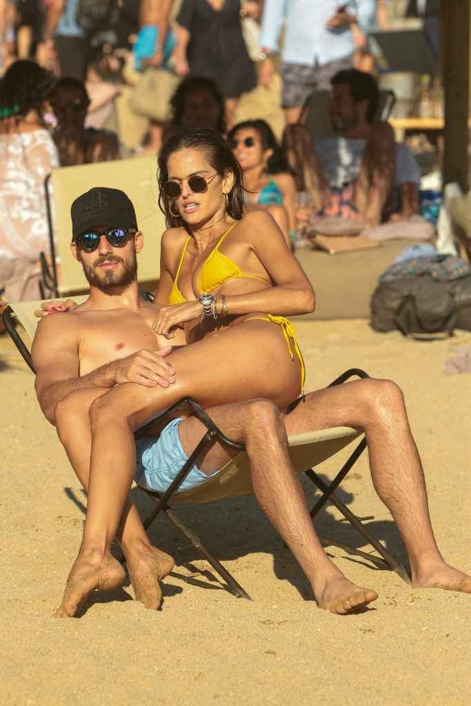 Izabel Goulart en bikini à Mykonos