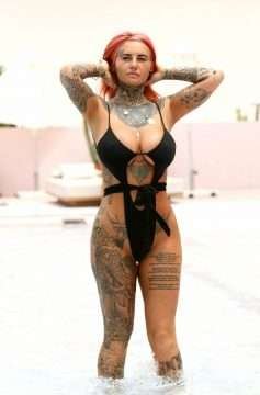 Jemma Lucy en maillot de bain à Ibiza