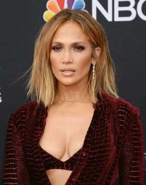 Jennifer Lopez ouvre le décolleté aux Billboard Music Awards