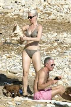 Katy Perry toujours en bikini à Ibiza