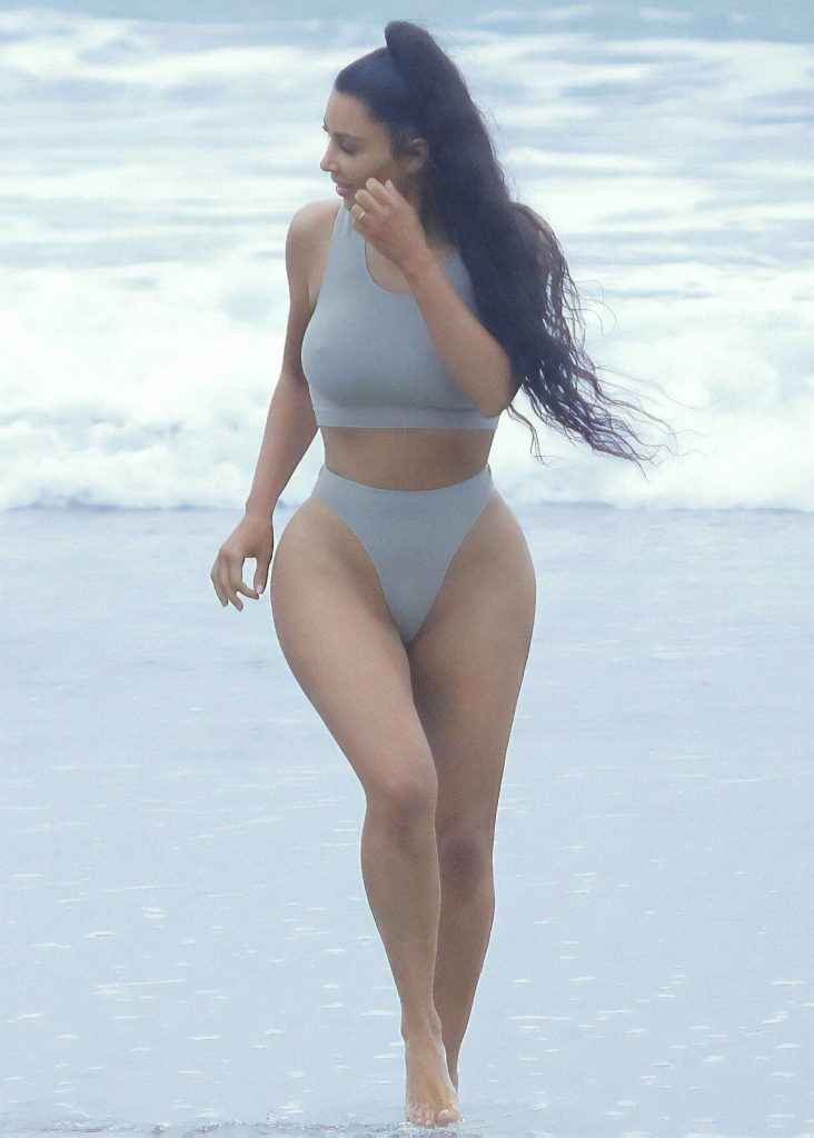 Kim Kardashian fait sa gym en bikini