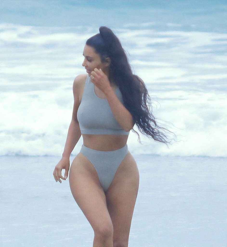 Kim Kardashian fait sa gym en bikini