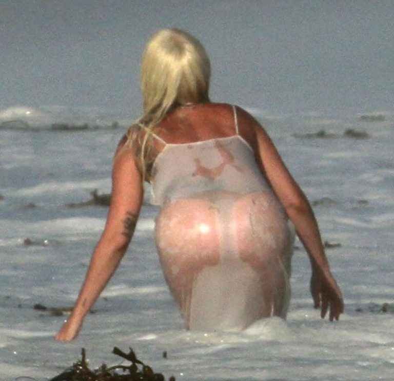 On voit les fesses de Lady Gaga à Malibu