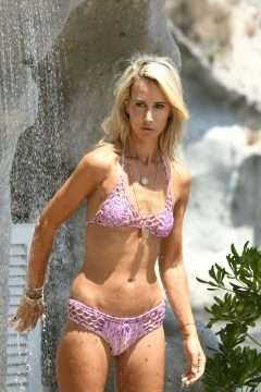 Lady Victoria Hervey toute mouillée en bikini en Italie