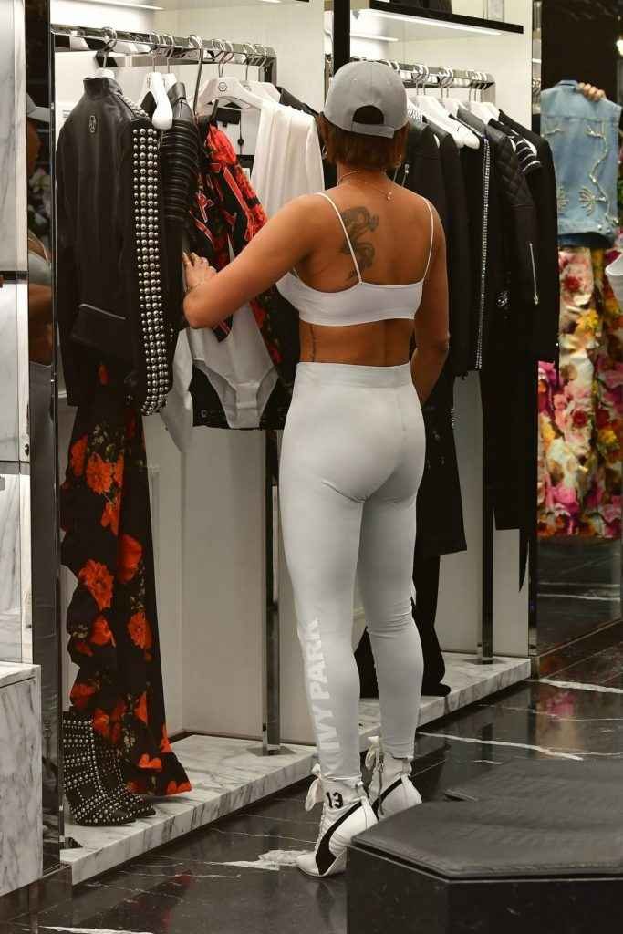 Melanie Brown en collants et sans soutien-gorge à Londres