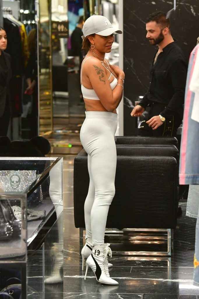 Melanie Brown en collants et sans soutien-gorge à Londres