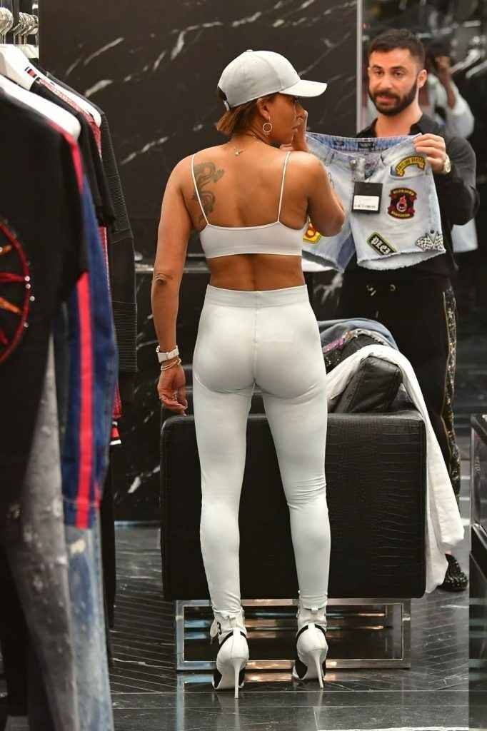 Melanie Brown en collants et sans soutien-gorge à Londres