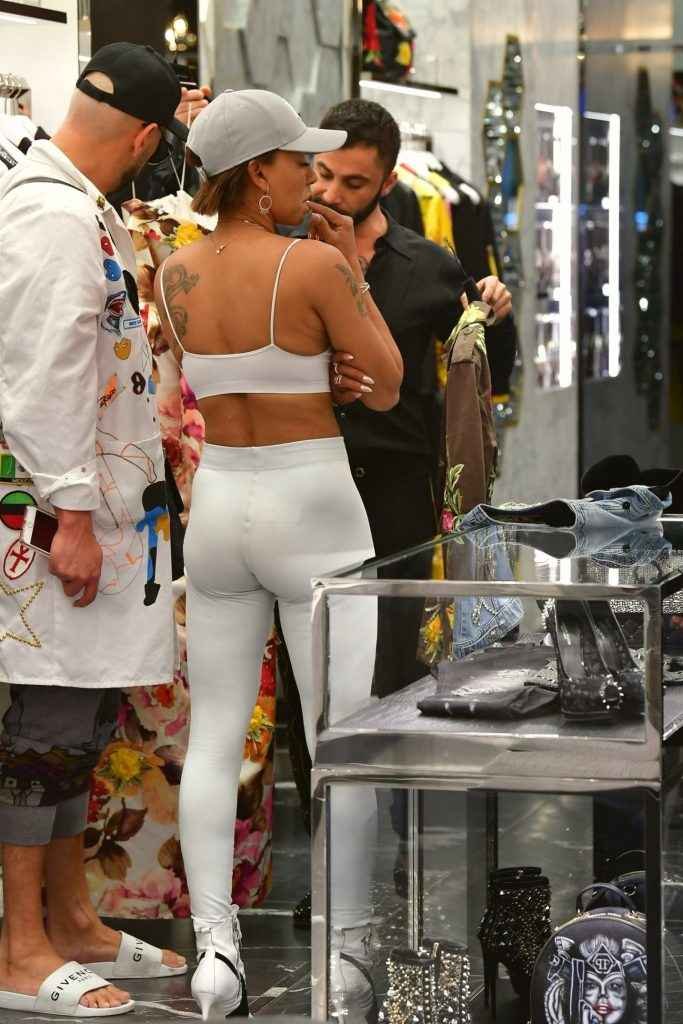 Melanie Brown en collants et sans soutien-gorge à Londres