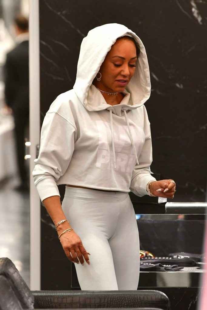 Melanie Brown en collants et sans soutien-gorge à Londres