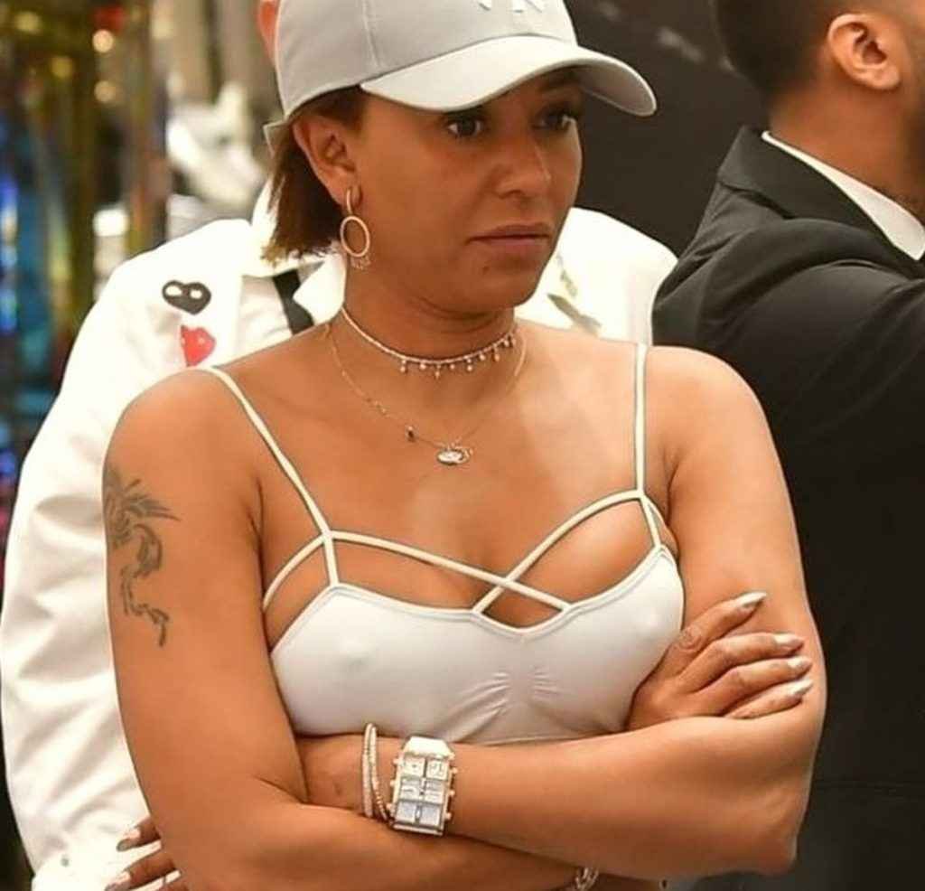 Melanie Brown en collants et sans soutien-gorge à Londres