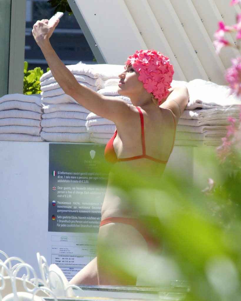 Michelle Hunziker en bikini à Milano Marittima