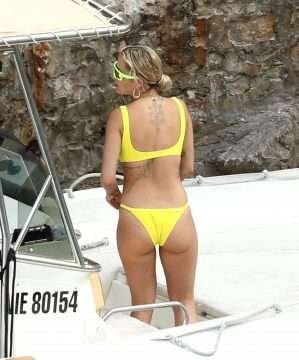 Rita Ora dans un bikini jaune en France