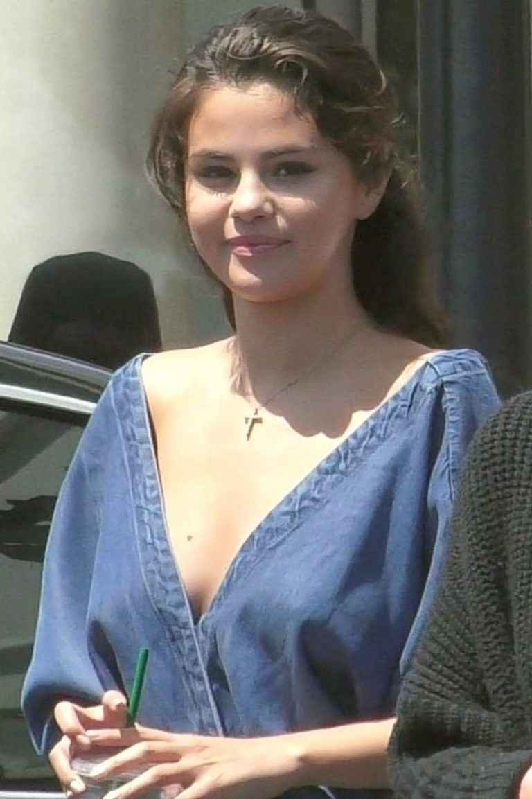 Selena Gomez ouvre le décolleté à Malibu