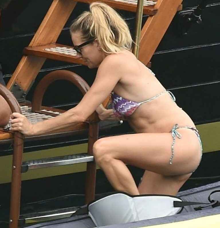 Sienna Miller en bikini sur un yacht