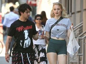 Sophie Turner dans un short moulant à New-York