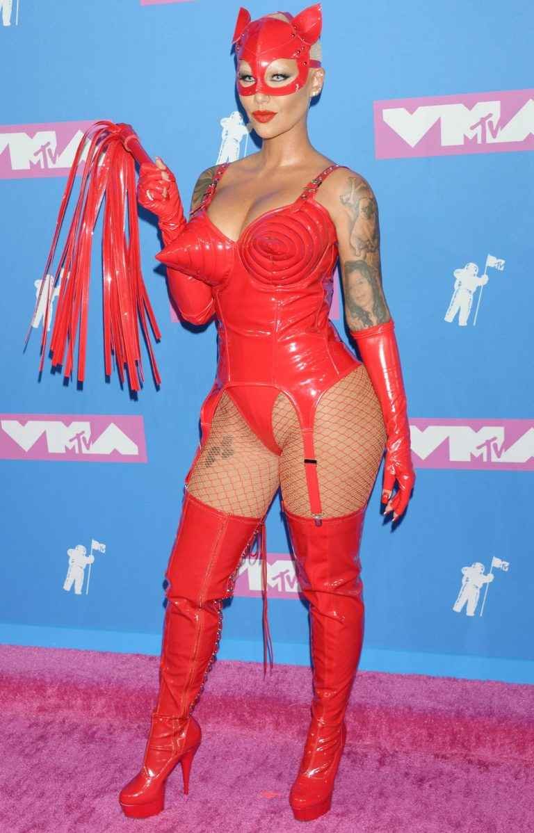 Amber rose en costume BDSM au MTV video music awards