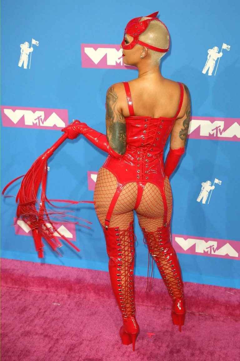 Amber Rose en costume BDSM aux MTV video music awards, la suite