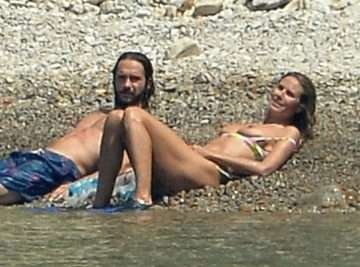 Heidi klum, bikini et seins nus en Italie