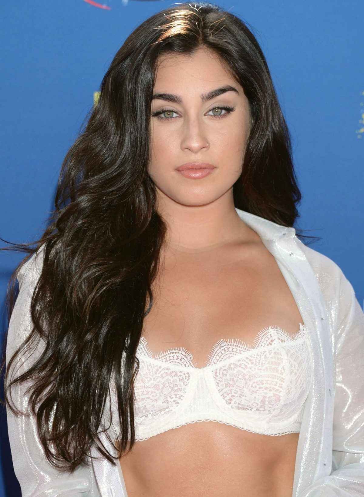 Lauren Jauregui exhibe son soutien-gorge aux Teen Choice Awards 2018