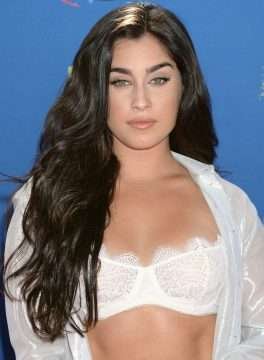 Lauren Jauregui exhibe son soutien-gorge aux Teen Choice Awards 2018