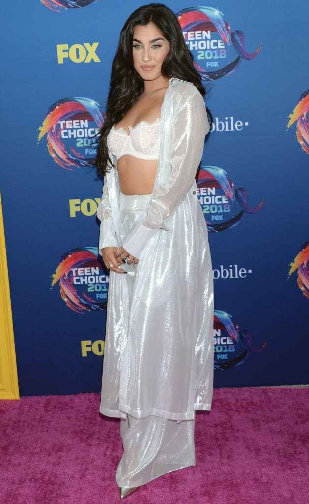 Lauren Jauregui exhibe son soutien-gorge aux Teen Choice Awards 2018