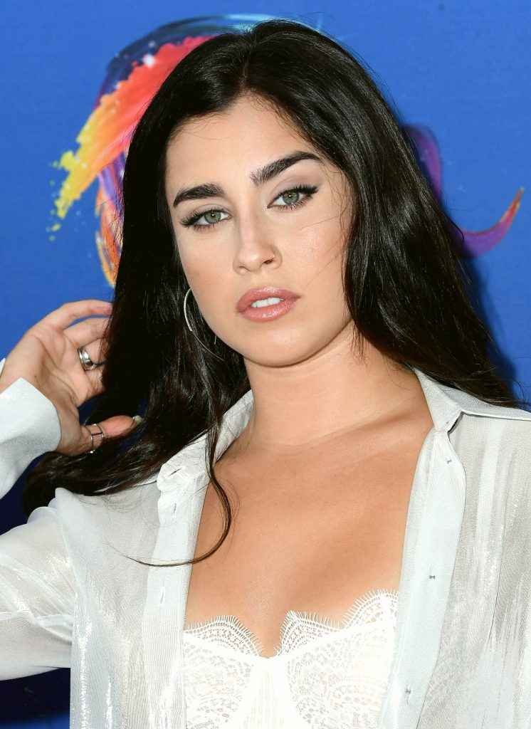 Lauren Jauregui exhibe son soutien-gorge aux Teen Choice Awards 2018