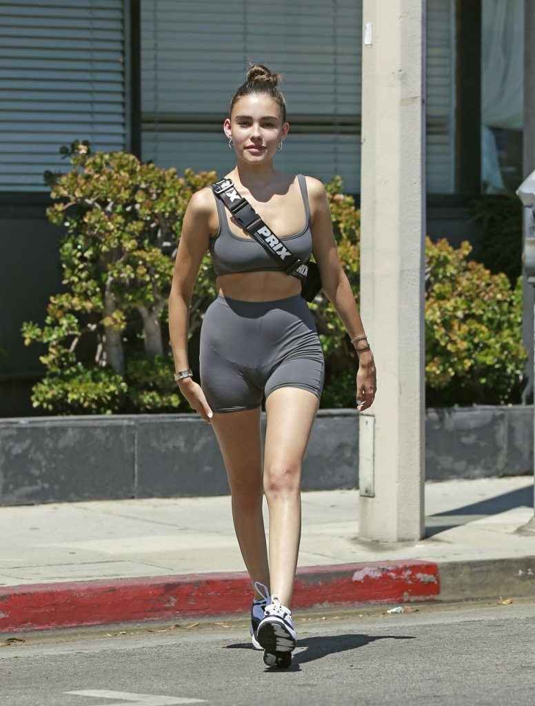 Madison Beer dans un short très moulant à Los Angeles