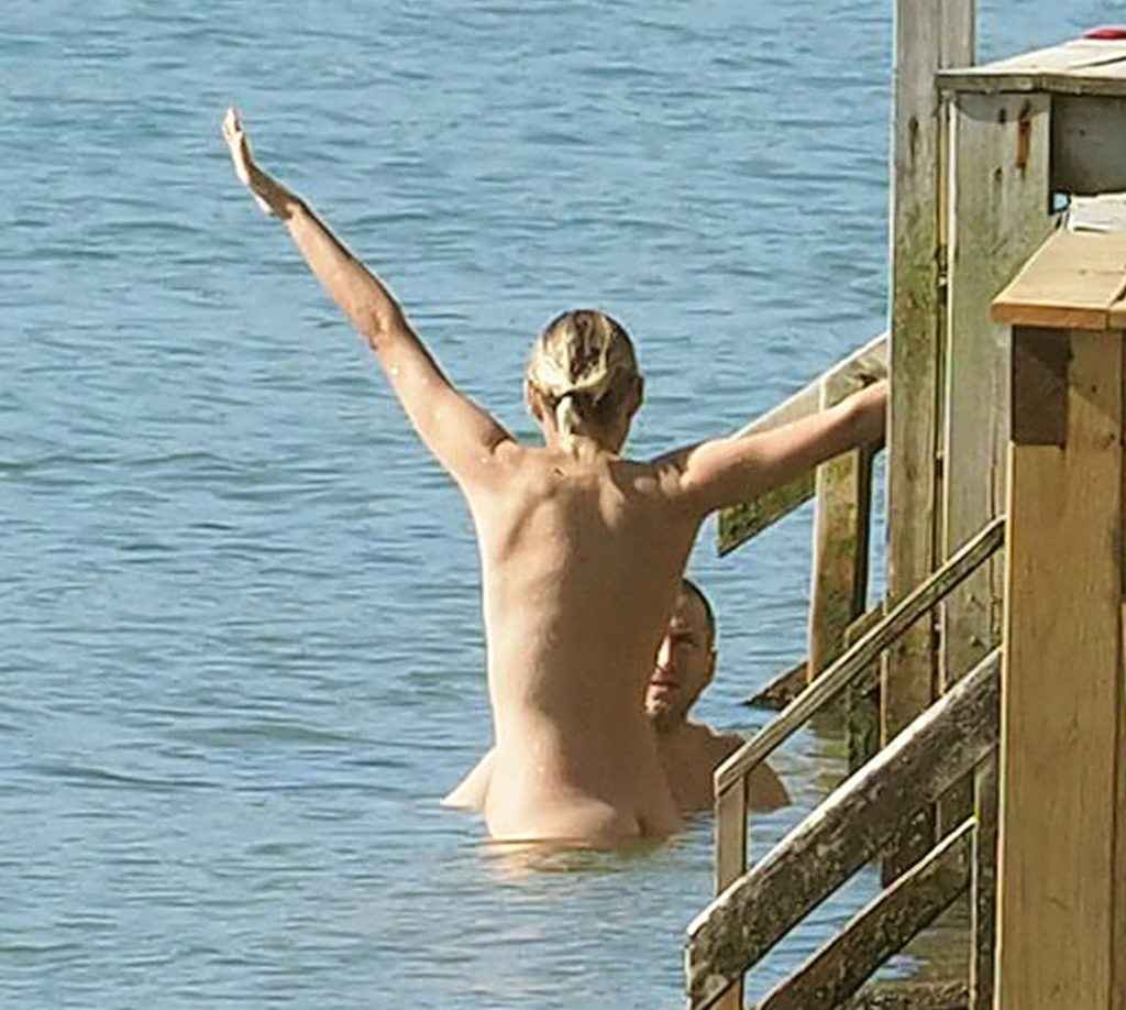 Marion Cotillard se baigne toute nue au Cap Ferret