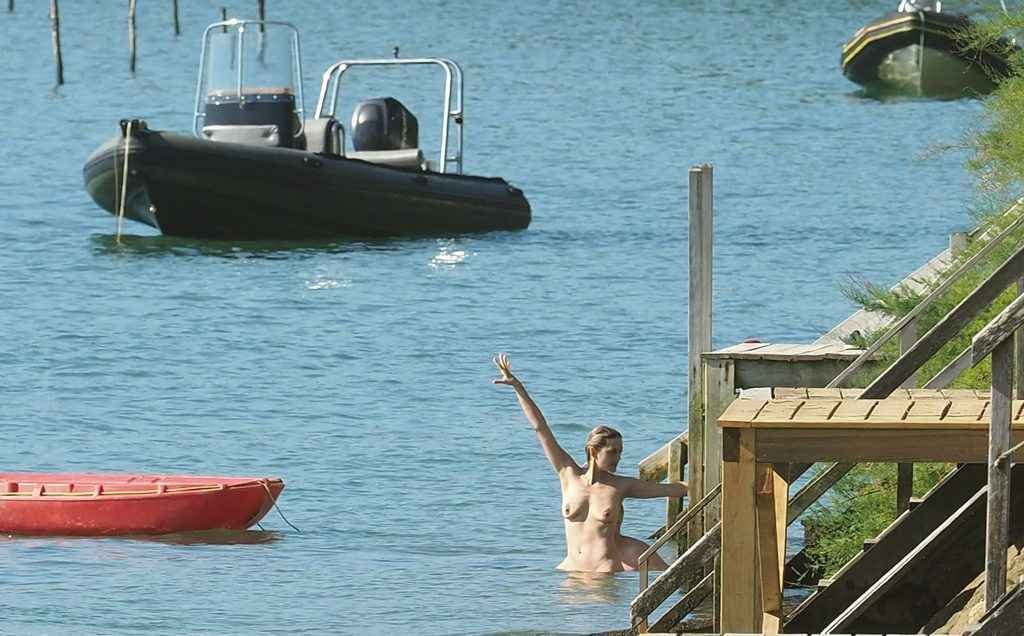 Marion Cotillard se baigne toute nue au Cap Ferret