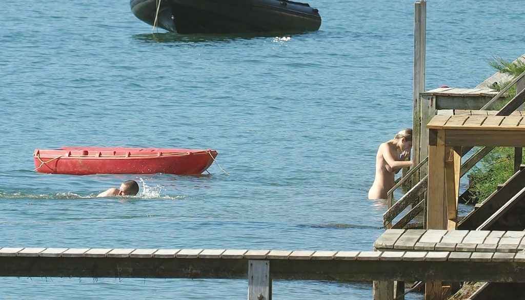 Marion Cotillard se baigne toute nue au Cap Ferret